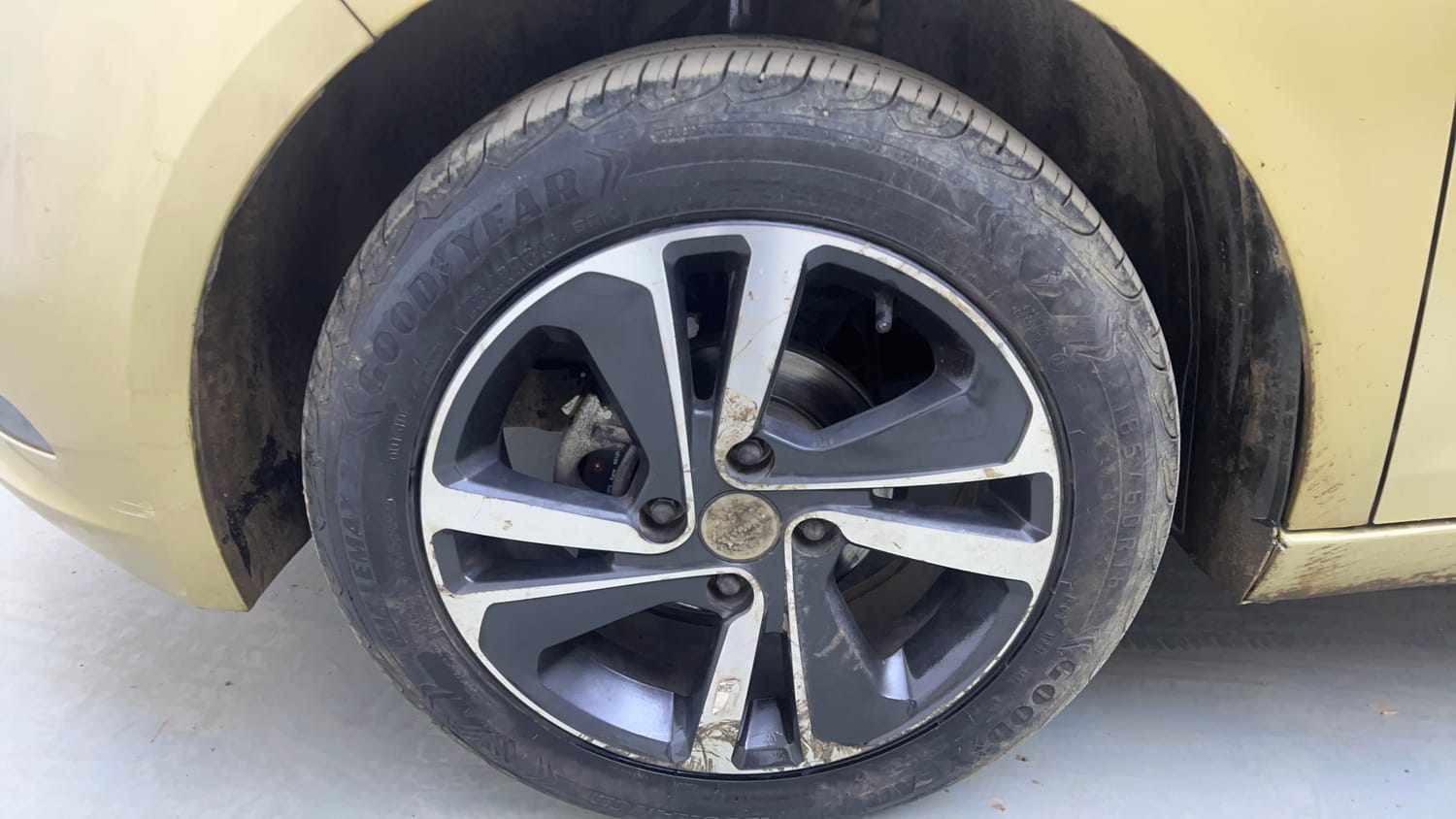 Used 2021 Tata Altroz XZ Plus Petrol Petrol Manual tyres LEFT FRONT TYRE RIM VIEW