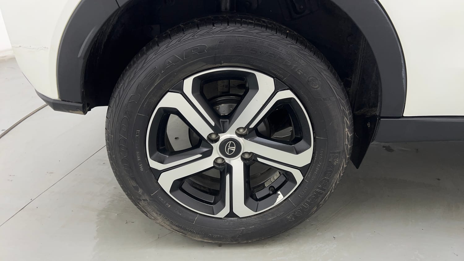 Used 2022 Tata Nexon XZ Plus Petrol Manual tyres RIGHT REAR TYRE RIM VIEW