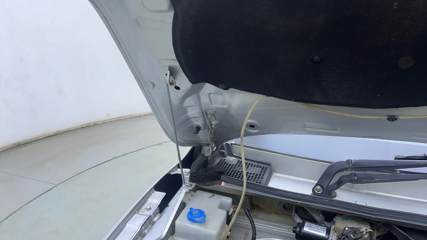 Used 2020 Renault Kwid 1.0 RXT AMT Opt Petrol Automatic engine ENGINE RIGHT SIDE HINGE & APRON VIEW