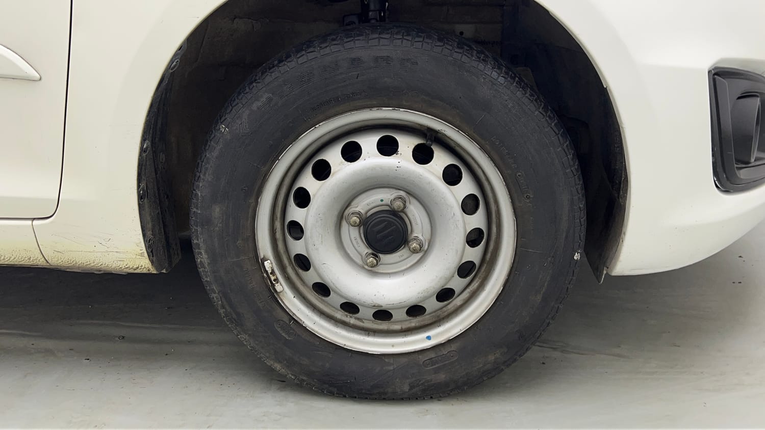 Used 2015 Maruti Suzuki Swift Lxi (O) Petrol Manual tyres RIGHT FRONT TYRE RIM VIEW