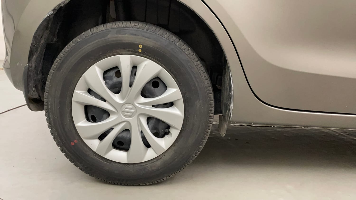 Used 2023 Maruti Suzuki Swift VXi Petrol Manual tyres RIGHT REAR TYRE RIM VIEW