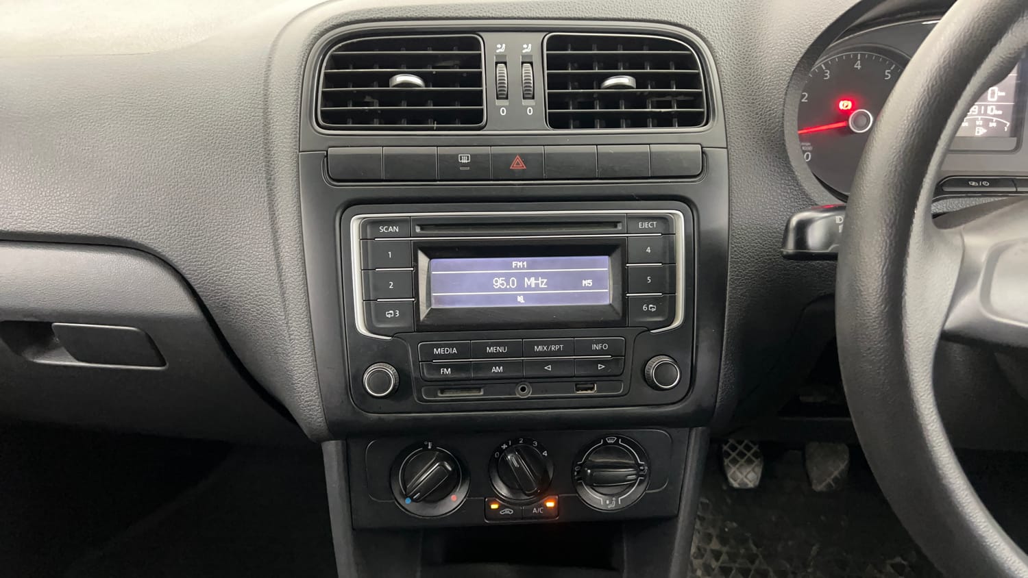 Used 2015 Volkswagen Polo Comfortline 1.2L (P) Petrol Manual interior MUSIC SYSTEM & AC CONTROL VIEW