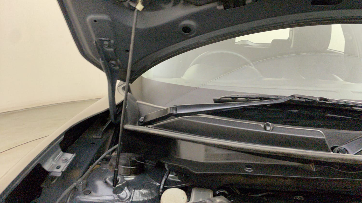 Used 2023 Maruti Suzuki Swift VXi Petrol Manual engine ENGINE RIGHT SIDE HINGE & APRON VIEW