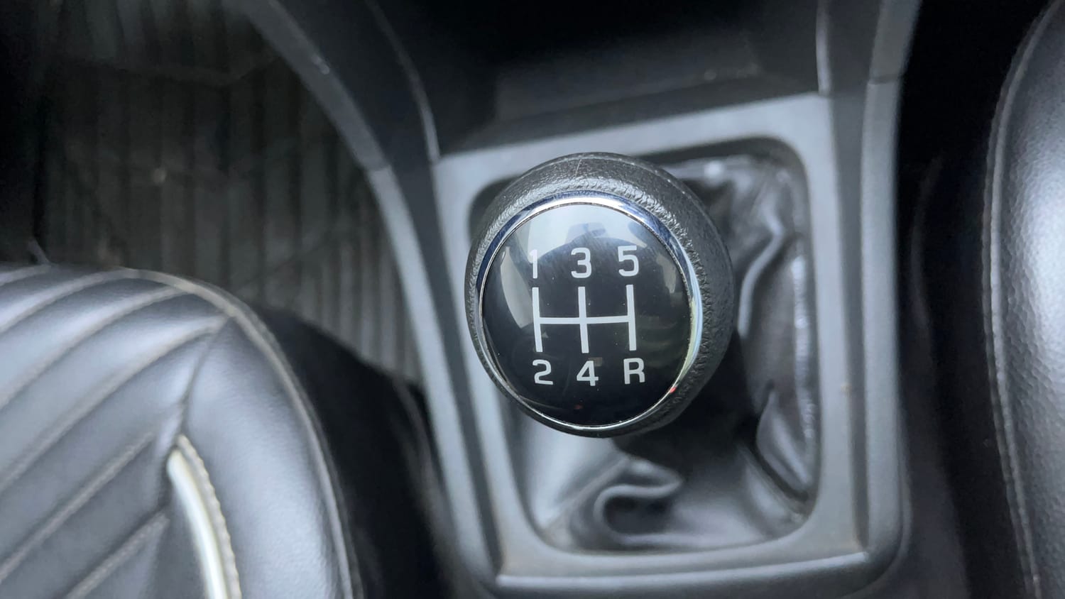 Used 2017 Maruti Suzuki Vitara Brezza VDi (O) Diesel Manual interior GEAR  KNOB VIEW