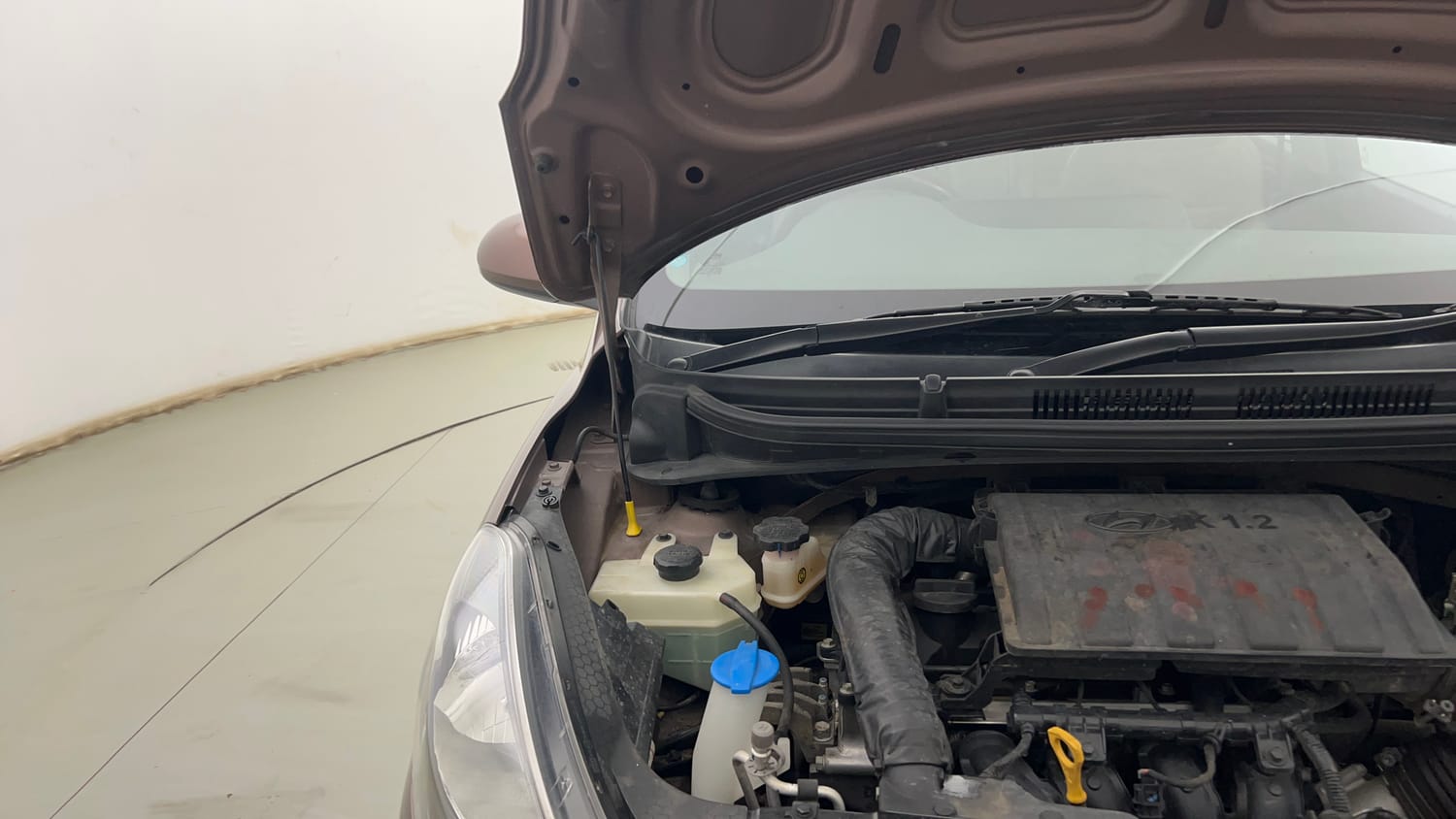 Used 2020 Hyundai Aura S 1.2 Petrol Petrol Manual engine ENGINE RIGHT SIDE HINGE & APRON VIEW