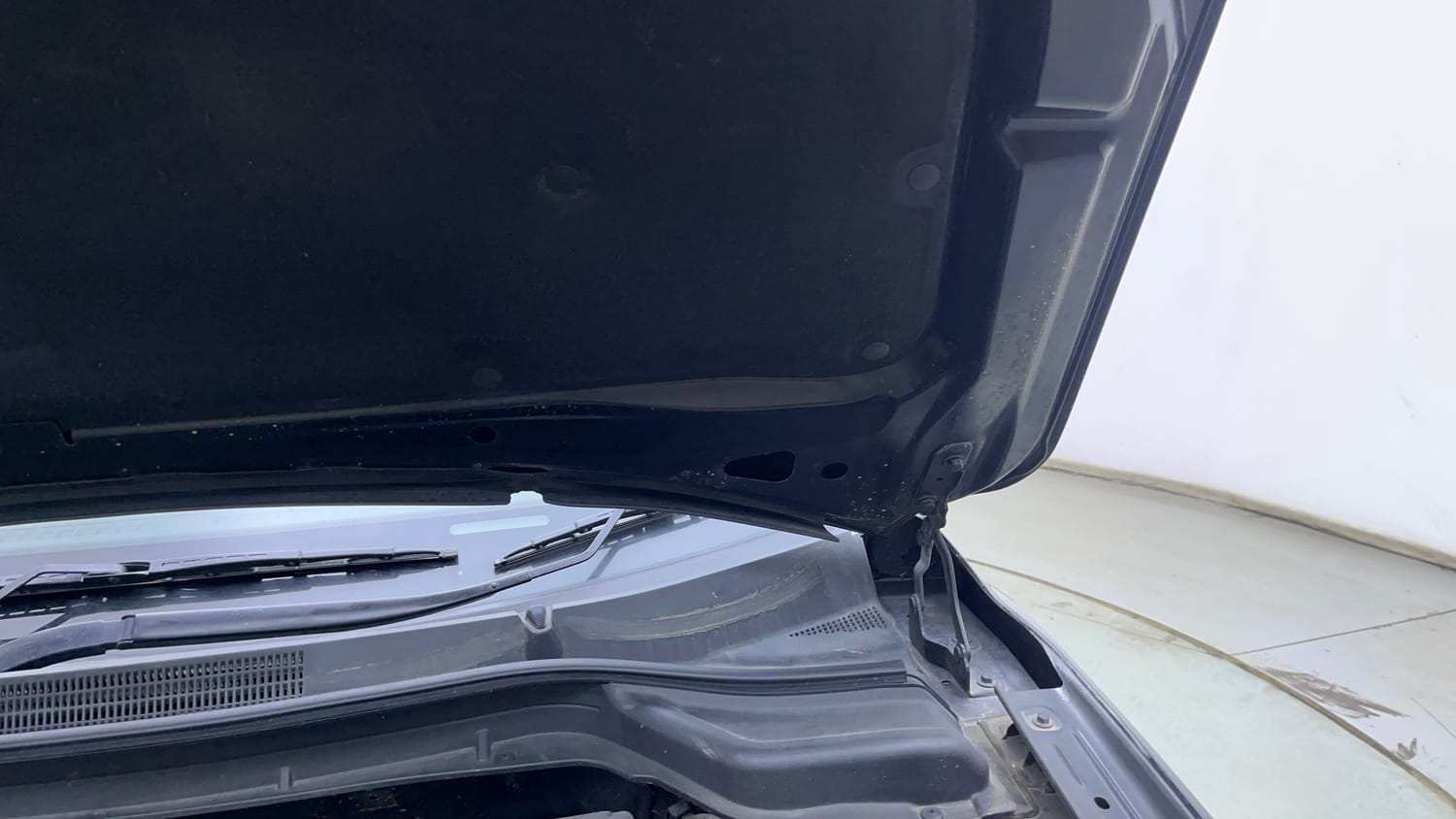 Used 2022 Mahindra XUV 300 W8 (O) 1.2 Petrol Petrol Manual engine ENGINE LEFT SIDE HINGE & APRON VIEW