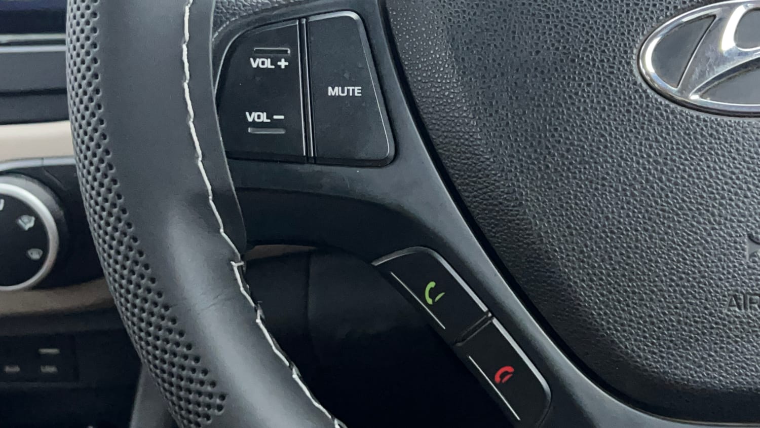 Used 2019 Hyundai Grand i10 Magna 1.2 Kappa VTVT Petrol Manual top_features Steering mounted controls