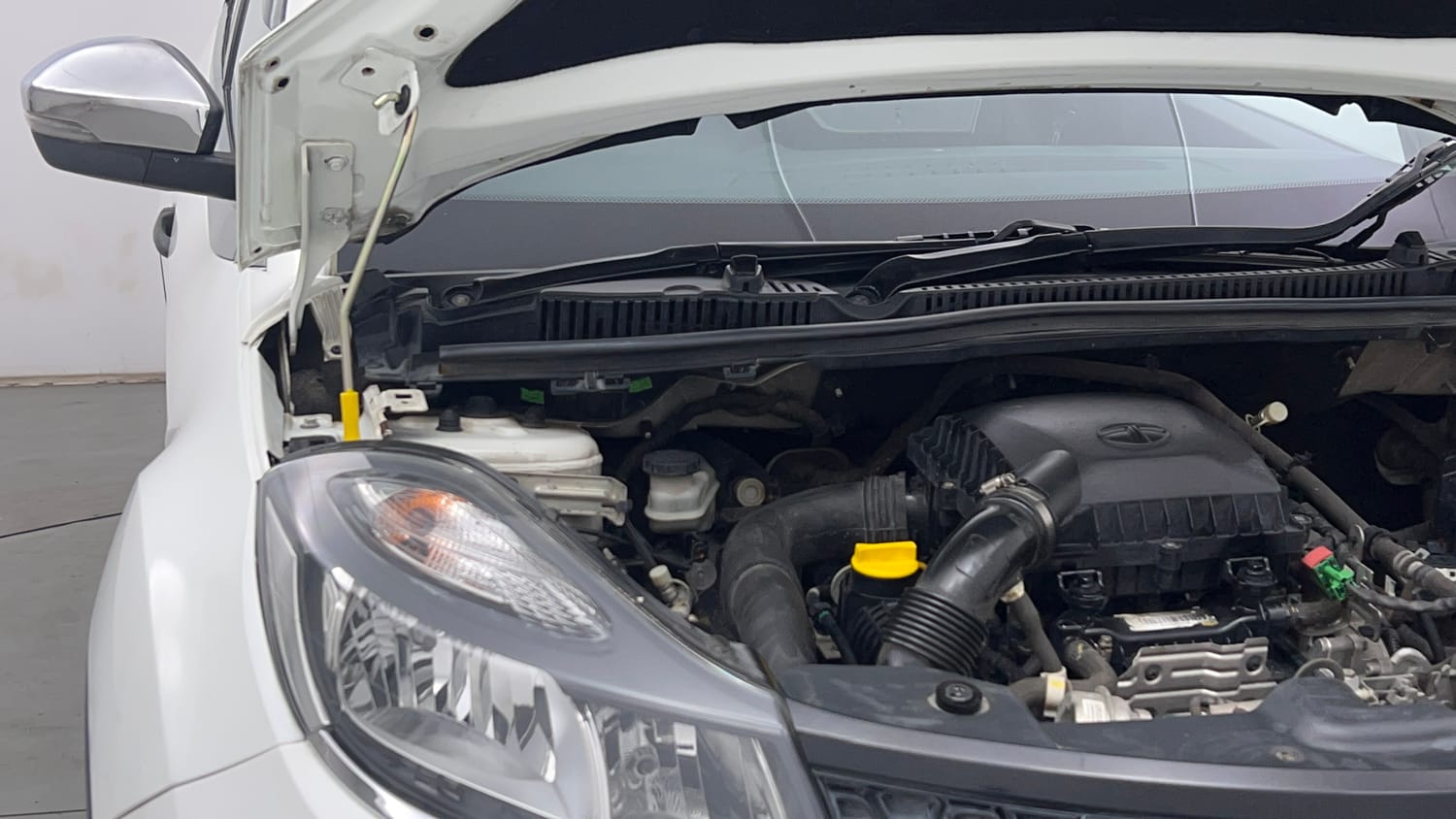 Used 2019 Tata Nexon XM Petrol Manual engine ENGINE RIGHT SIDE HINGE & APRON VIEW