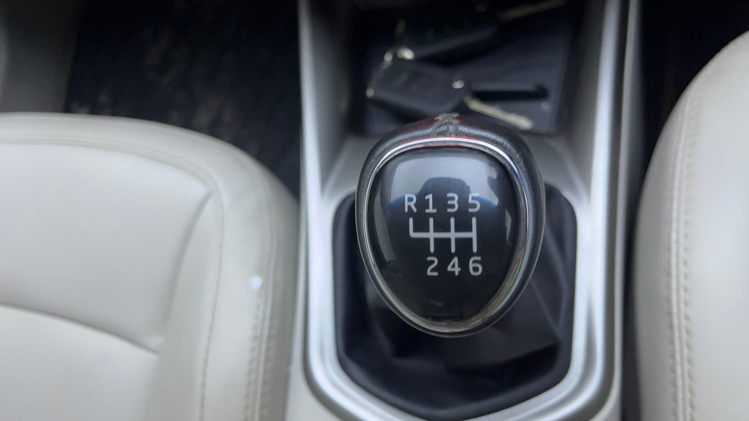 Used 2022 Mahindra XUV 300 W8 (O) 1.2 Petrol Petrol Manual interior GEAR  KNOB VIEW