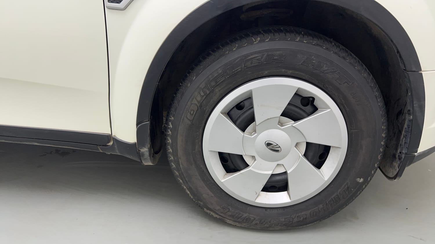 Used 2021 Mahindra XUV500 W7 Diesel Manual tyres RIGHT FRONT TYRE RIM VIEW