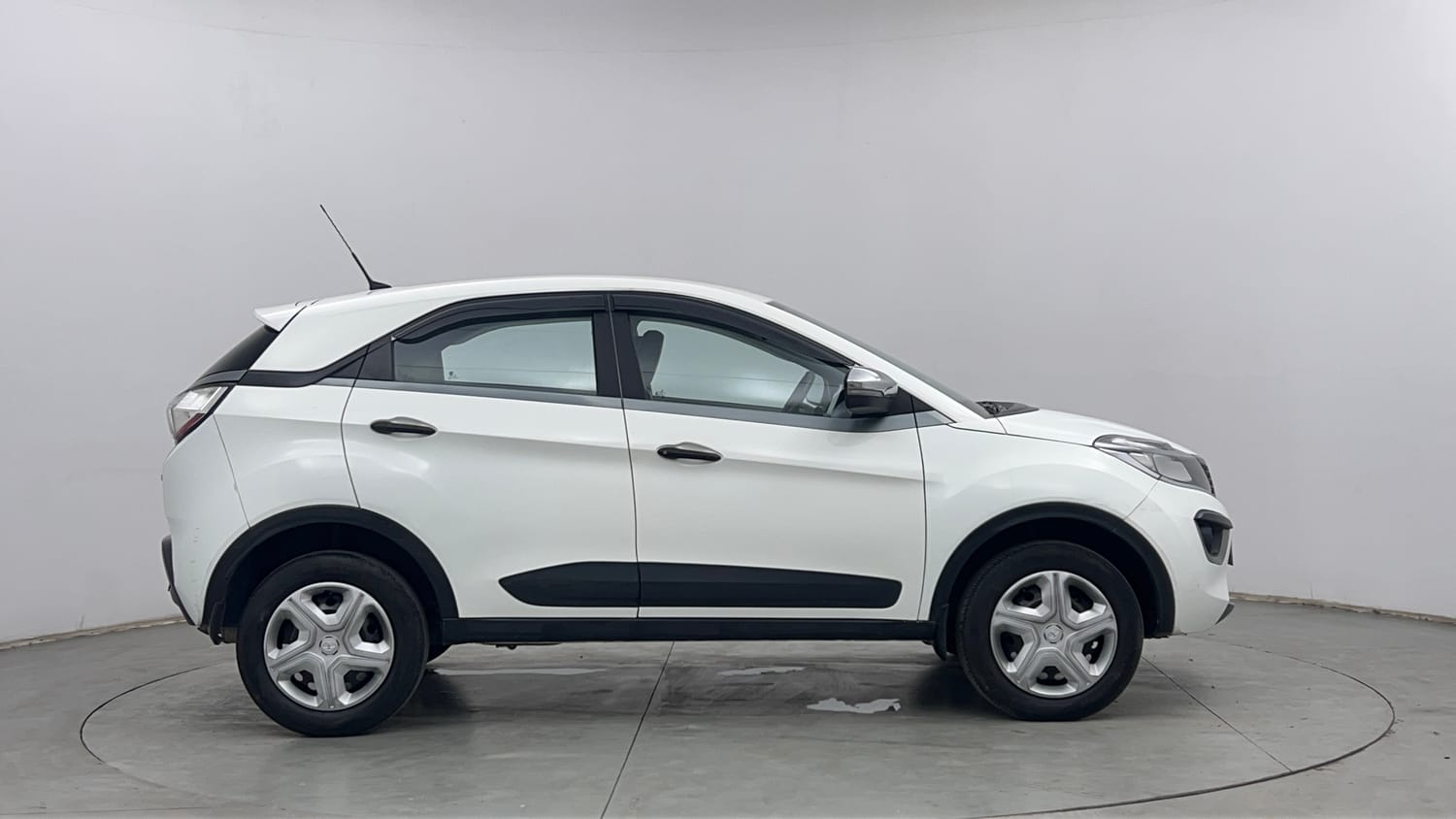 Used 2019 Tata Nexon XM Petrol Manual exterior RIGHT SIDE VIEW