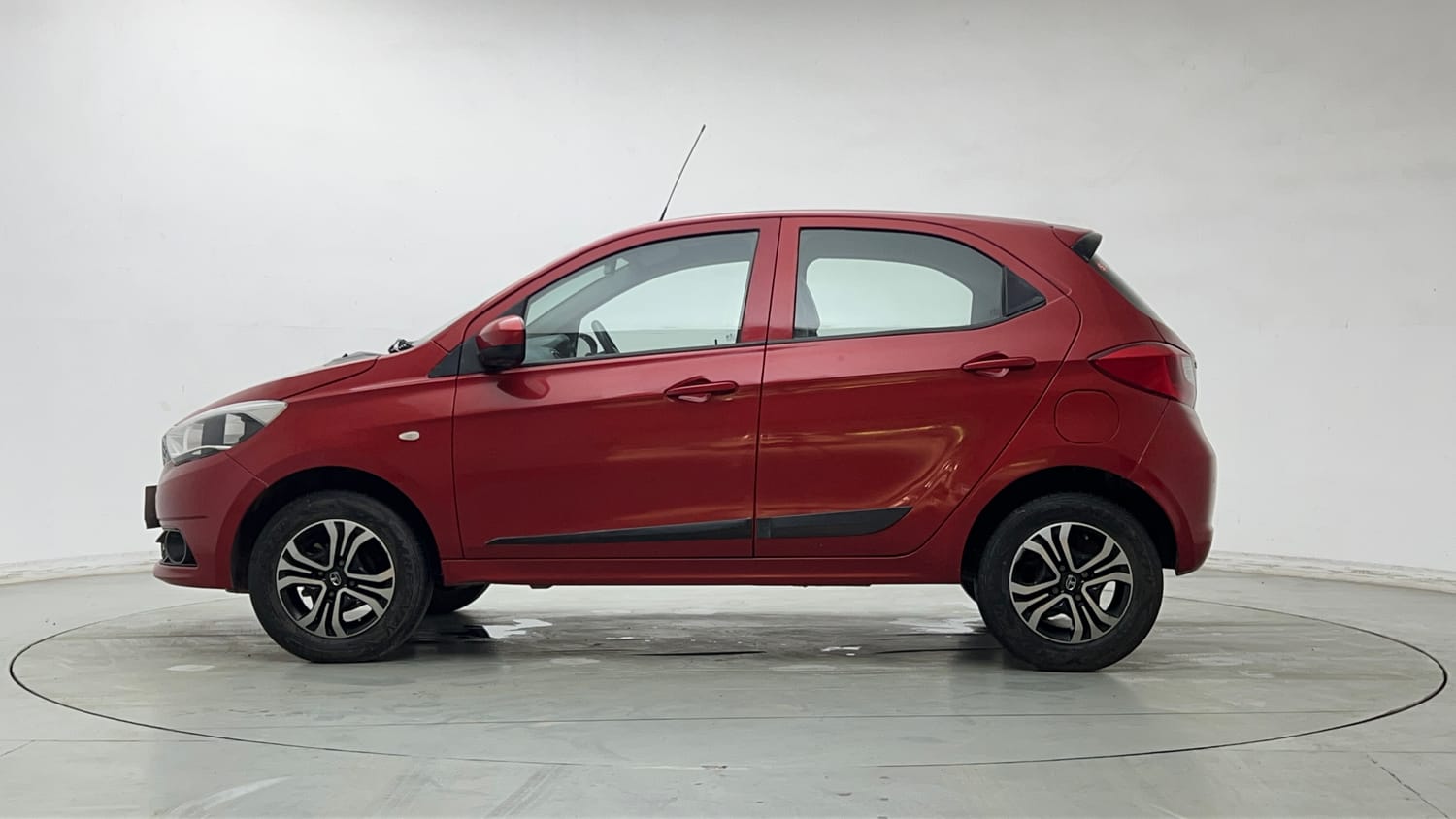 Used 2019 Tata Tiago Revotron XZ w/o Alloy Petrol Manual exterior LEFT SIDE VIEW
