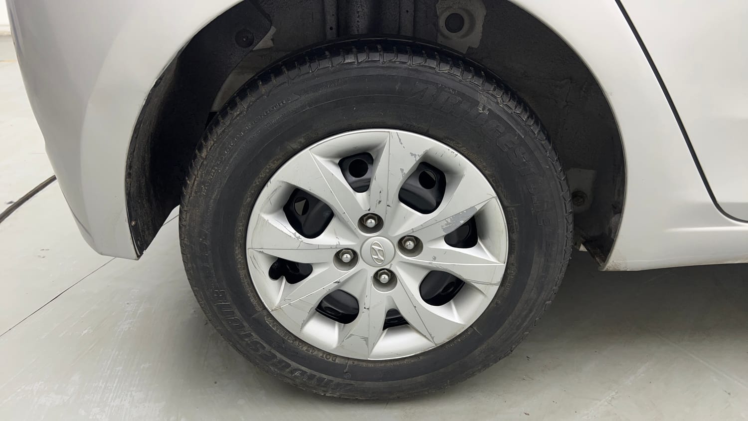 Used 2017 Hyundai Elite i20 Magna Executive 1.2 Petrol Manual tyres RIGHT REAR TYRE RIM VIEW