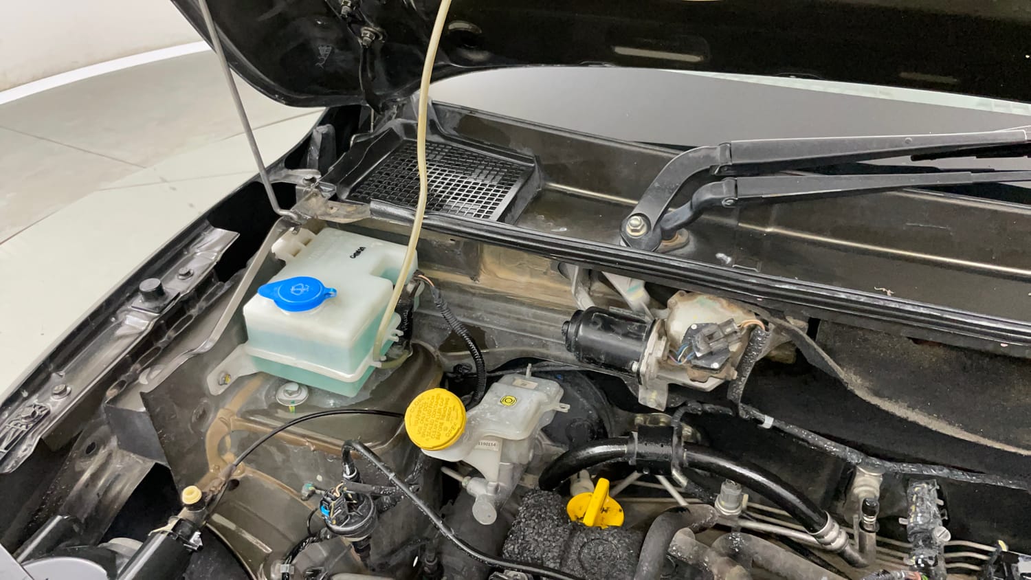 Used 2019 Renault Kwid RXT (O) 1.0 SCE Edition Petrol Manual engine ENGINE RIGHT SIDE HINGE & APRON VIEW