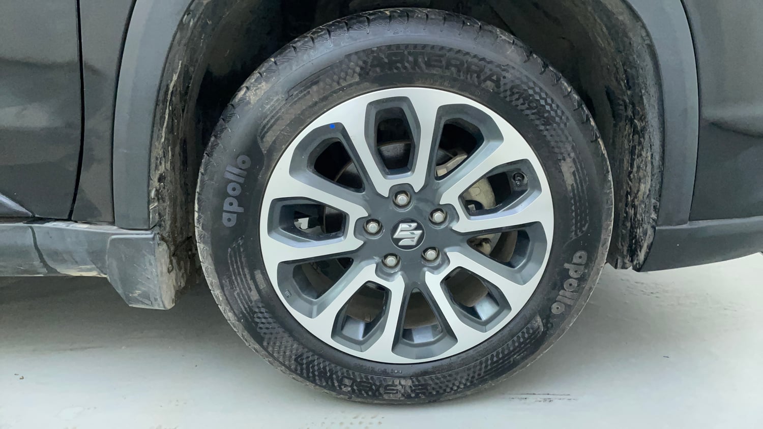 Used 2023 Maruti Suzuki Grand Vitara Alpha Smart Hybrid Petrol Manual tyres RIGHT FRONT TYRE RIM VIEW