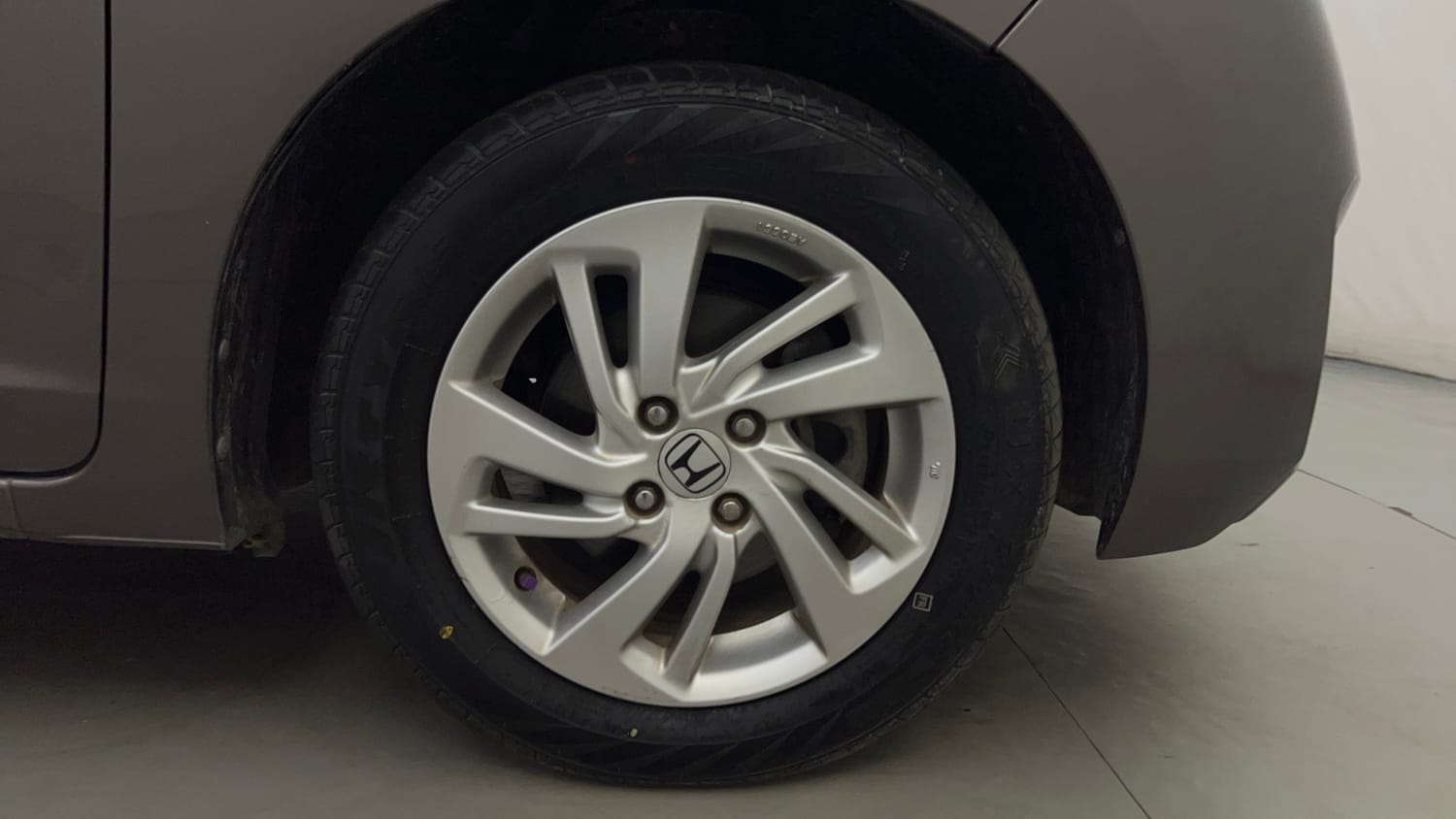 Used 2016 Honda Jazz V AT Petrol Petrol Automatic tyres RIGHT FRONT TYRE RIM VIEW