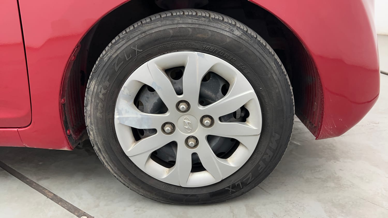 Used 2014 Hyundai Eon Magna + Petrol Manual tyres RIGHT FRONT TYRE RIM VIEW