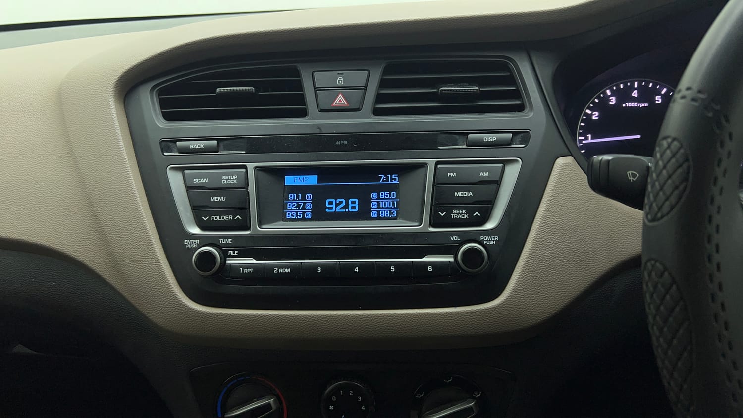 Used 2017 Hyundai Elite i20 Magna Executive 1.2 Petrol Manual top_features Integrated (in-dash) music system