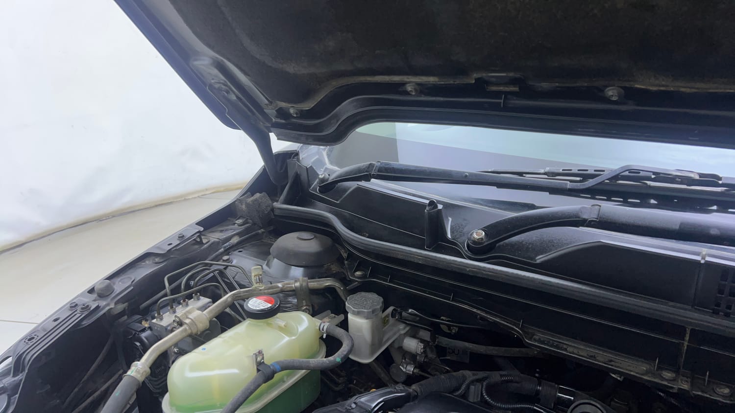 Used 2017 Maruti Suzuki S-Cross Zeta 1.3 Diesel Manual engine ENGINE RIGHT SIDE HINGE & APRON VIEW