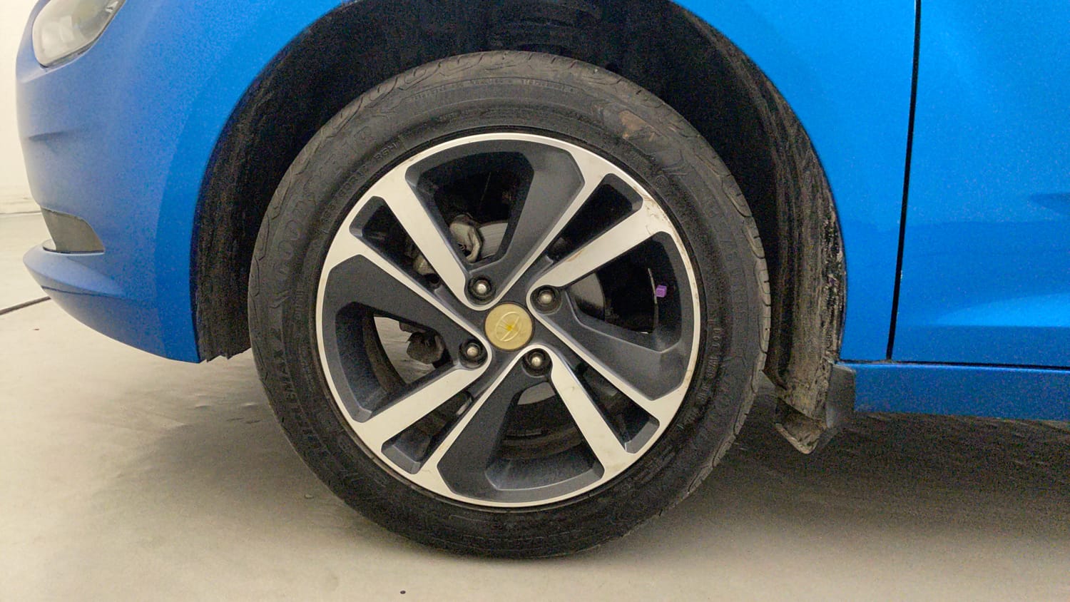 Used 2022 Tata Altroz XZ Plus Petrol Petrol Manual tyres LEFT FRONT TYRE RIM VIEW
