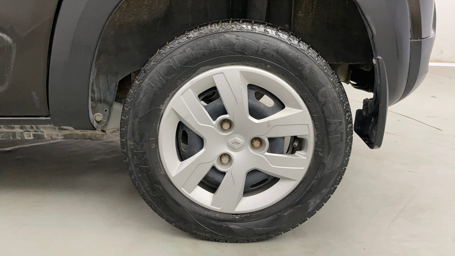 Used 2019 Renault Kwid RXT (O) 1.0 SCE Edition Petrol Manual tyres LEFT REAR TYRE RIM VIEW