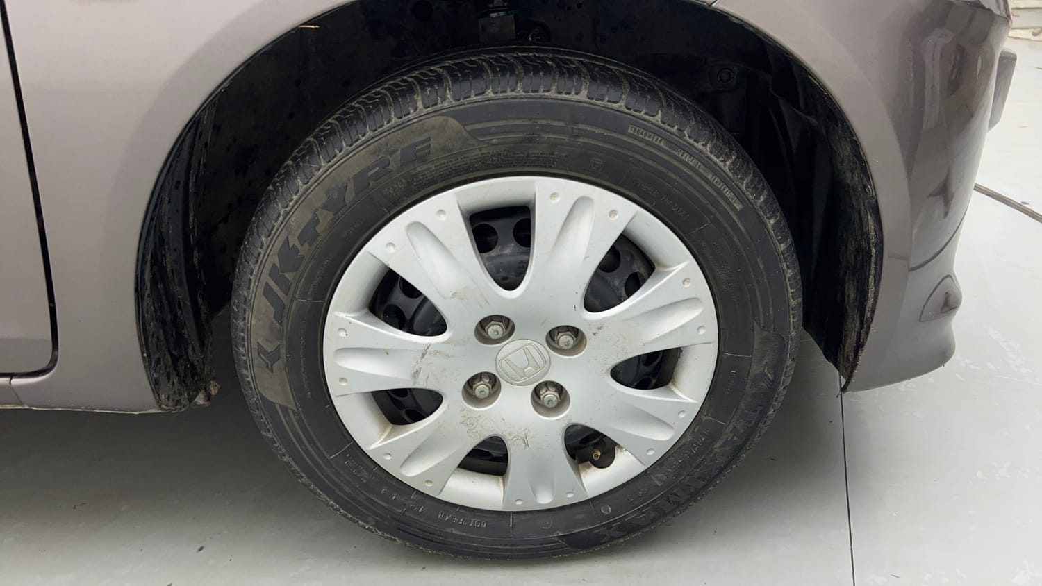 Used 2015 Honda Brio S MT Petrol Manual tyres RIGHT FRONT TYRE RIM VIEW