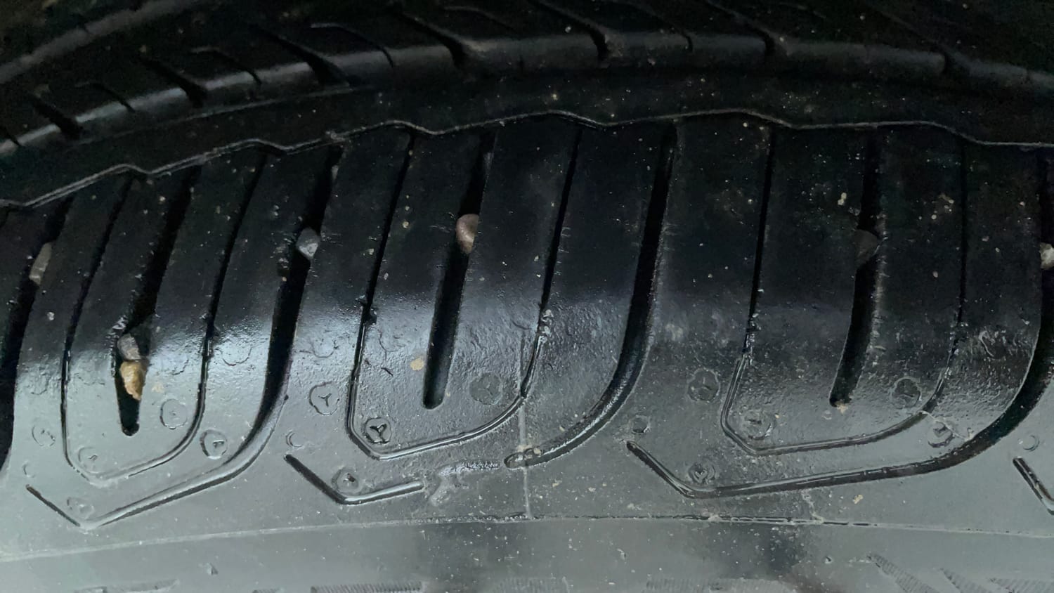 Used 2016 Volkswagen Ameo Highline1.2L (P) Petrol Manual tyres RIGHT FRONT TYRE TREAD VIEW