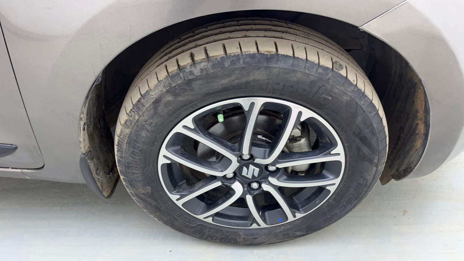 Used 2023 Maruti Suzuki Swift ZXi Plus AMT Petrol Automatic tyres RIGHT FRONT TYRE RIM VIEW