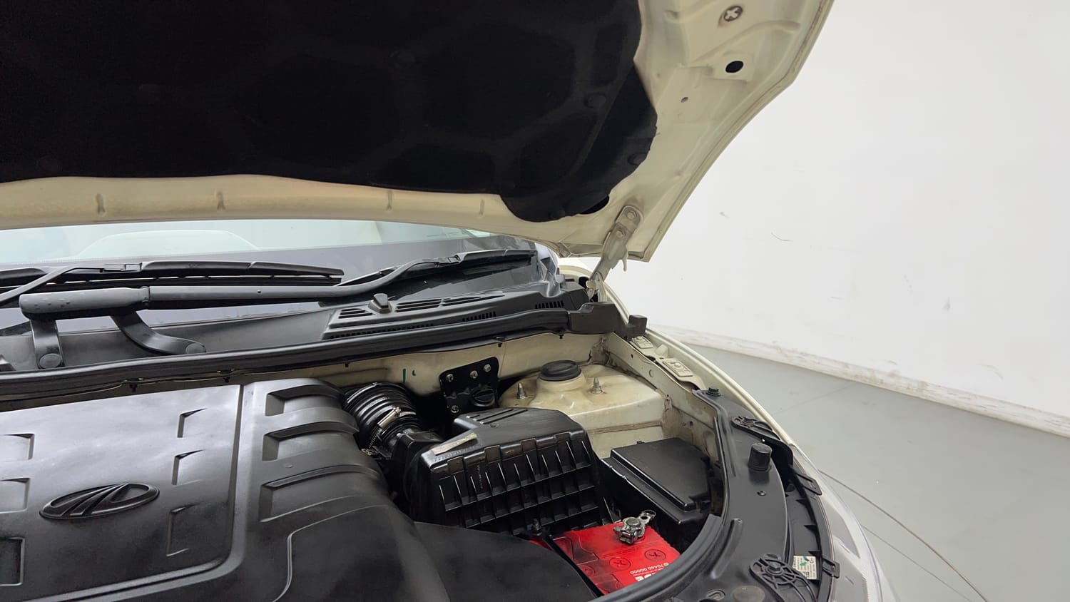 Used 2021 Mahindra XUV500 W7 Diesel Manual engine ENGINE LEFT SIDE HINGE & APRON VIEW