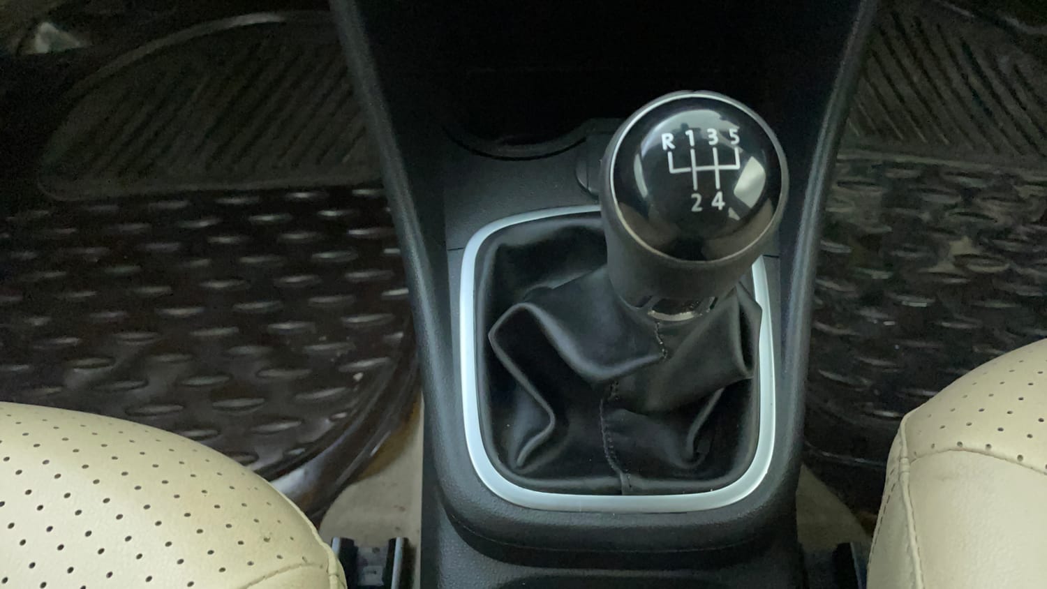Used 2016 Volkswagen Ameo Highline1.2L (P) Petrol Manual interior GEAR  KNOB VIEW