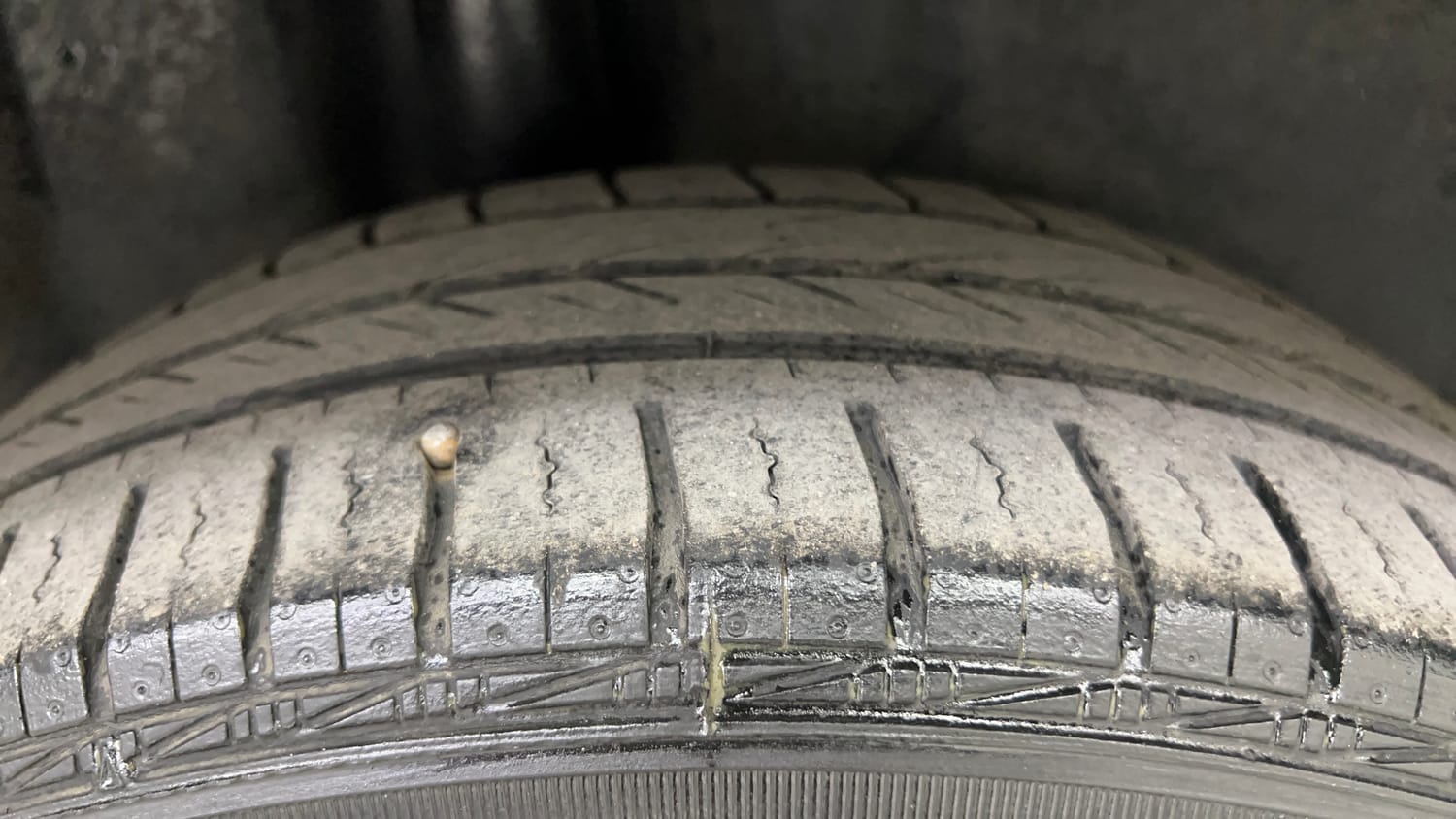 Used 2015 Volkswagen Polo Comfortline 1.2L (P) Petrol Manual tyres RIGHT REAR TYRE TREAD VIEW
