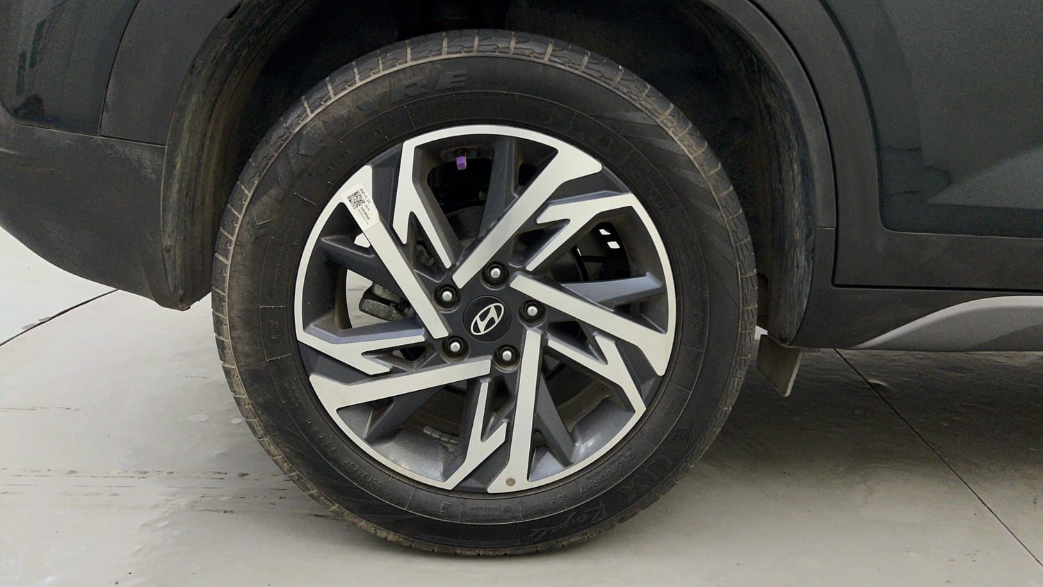 Used 2024 Hyundai Creta 1.5 Turbo Petrol DCT SX(O) Petrol Automatic tyres RIGHT REAR TYRE RIM VIEW