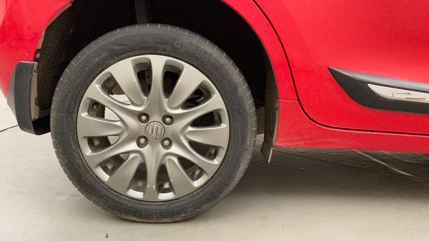 Used 2017 Maruti Suzuki Baleno Zeta 1.2 AT Petrol Automatic tyres RIGHT REAR TYRE RIM VIEW