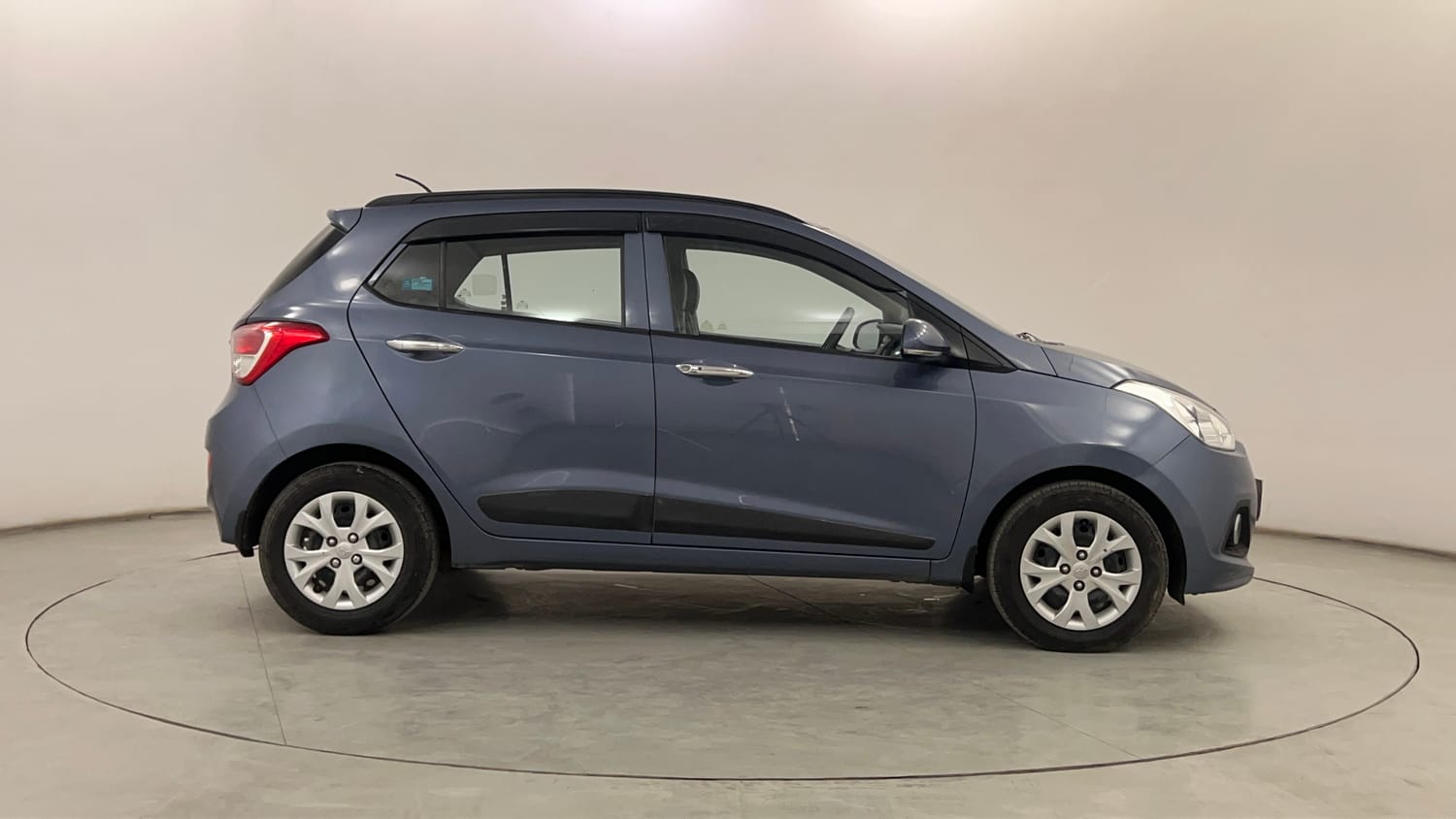 Used 2014 Hyundai Grand i10 Sportz 1.1 CRDi Diesel Manual exterior RIGHT SIDE VIEW
