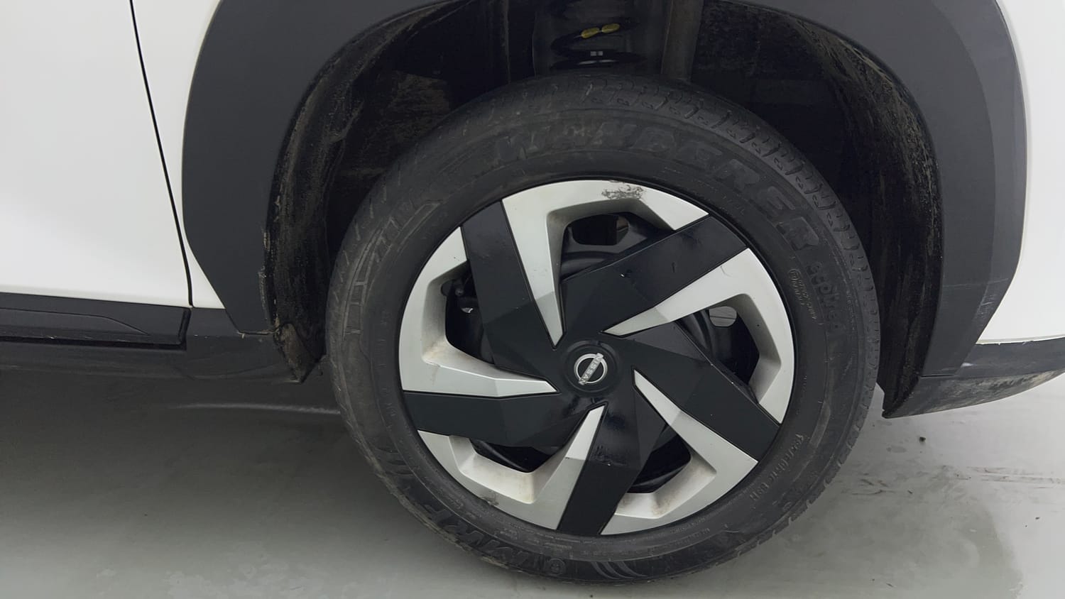 Used 2023 Nissan Magnite XL Petrol Manual tyres RIGHT FRONT TYRE RIM VIEW