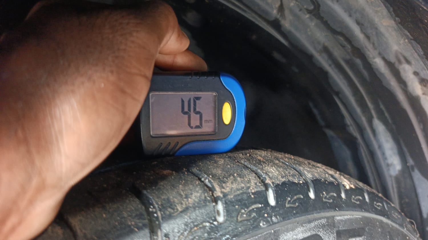 Used 2023 Tata Altroz XZA Plus (S) Dark Edition Petrol Automatic tyres LEFT FRONT TYRE TREAD VIEW
