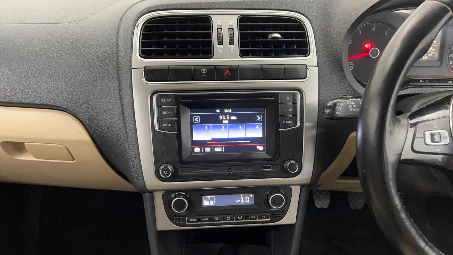 Used 2016 Volkswagen Polo Highline1.2L (P) Petrol Manual interior MUSIC SYSTEM & AC CONTROL VIEW