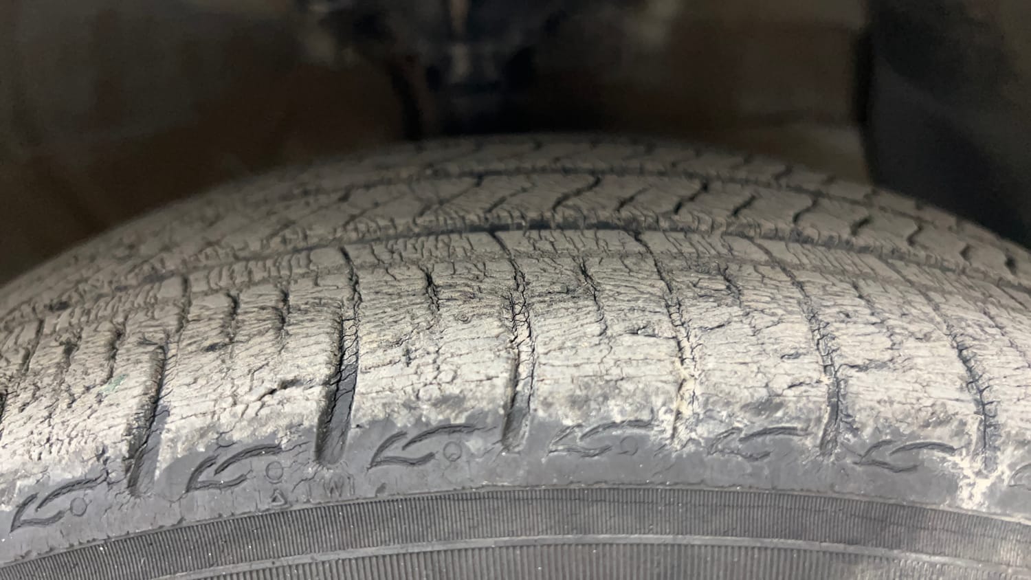 Used 2020 Hyundai Aura SX Plus 1.2 AMT Petrol Petrol Automatic tyres RIGHT FRONT TYRE TREAD VIEW