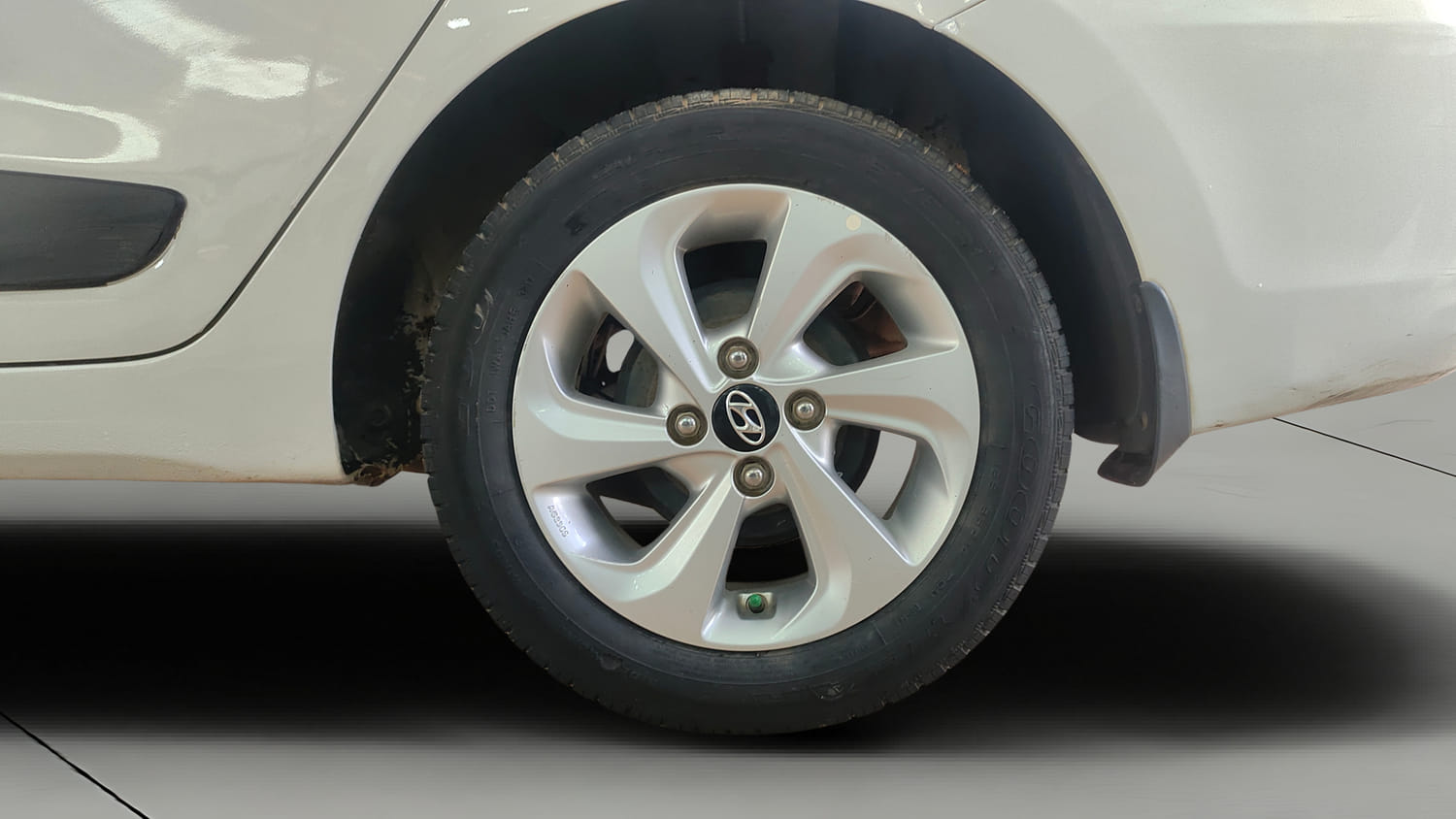 Used 2017 Hyundai Xcent SX Petrol Manual tyres LEFT REAR TYRE RIM VIEW