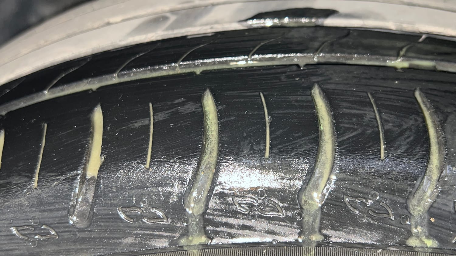 Used 2024 Volkswagen Taigun Highline 1.0 TSI MT Petrol Manual tyres LEFT FRONT TYRE TREAD VIEW