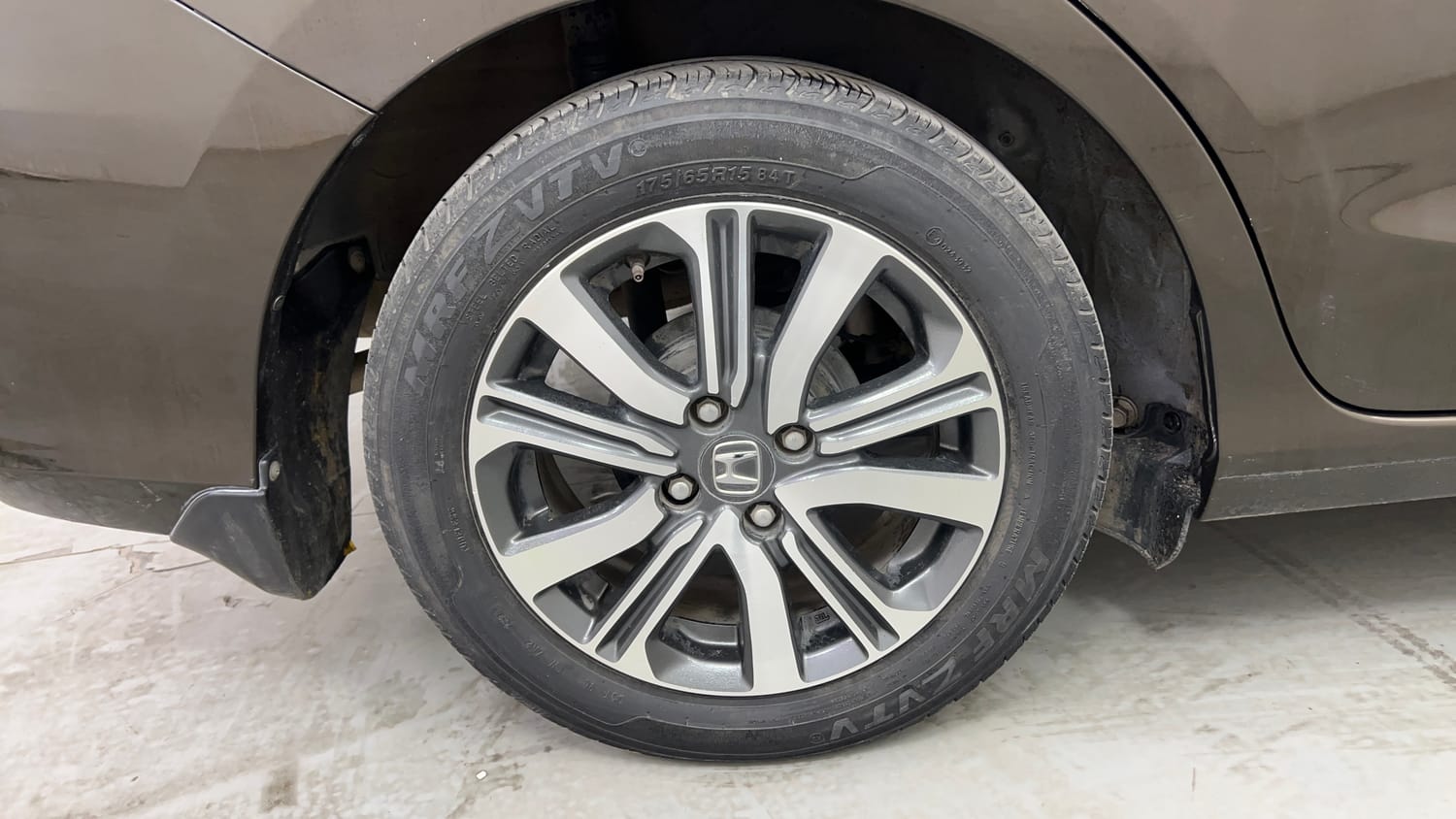 Used 2024 Honda Amaze 1.2 VX i-VTEC CNG (Outside Fitted) Cng Manual tyres RIGHT REAR TYRE RIM VIEW
