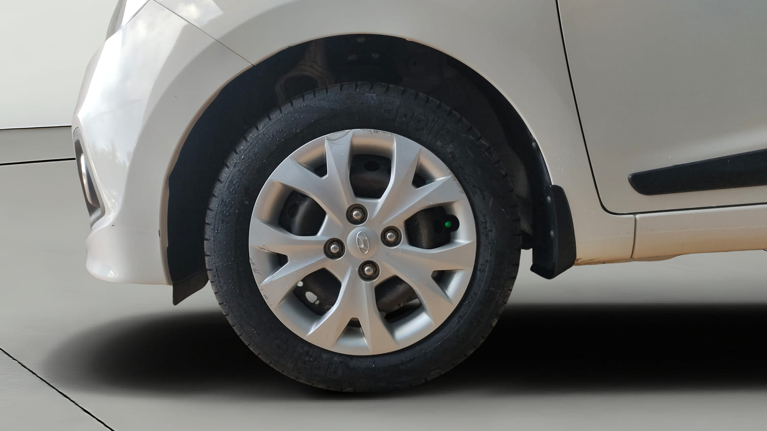 Used 2016 Hyundai Grand i10 Sportz 1.2 Kappa VTVT Petrol Manual tyres LEFT FRONT TYRE RIM VIEW