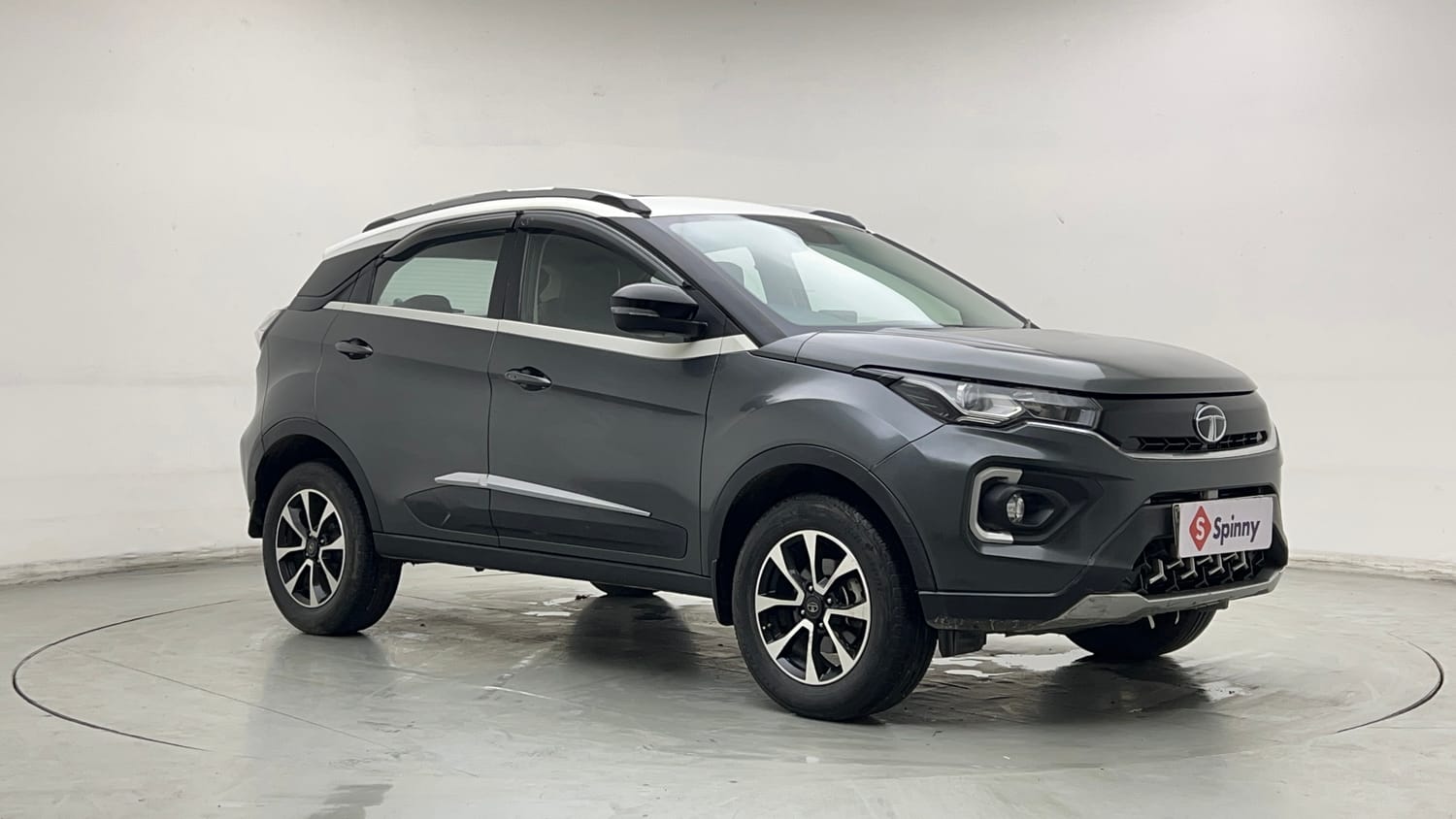 Used 2020 Tata Nexon XZA Plus (O) Dual Tone Petrol Automatic exterior RIGHT FRONT CORNER VIEW