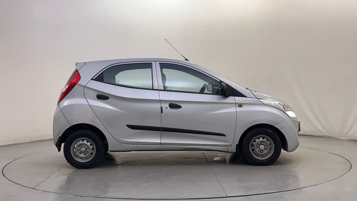 Used 2016 Hyundai Eon Era + Petrol Manual exterior RIGHT SIDE VIEW
