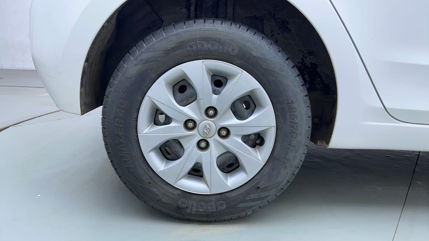 Used 2018 Hyundai Elite i20 Magna Executive 1.2 Petrol Manual tyres RIGHT REAR TYRE RIM VIEW
