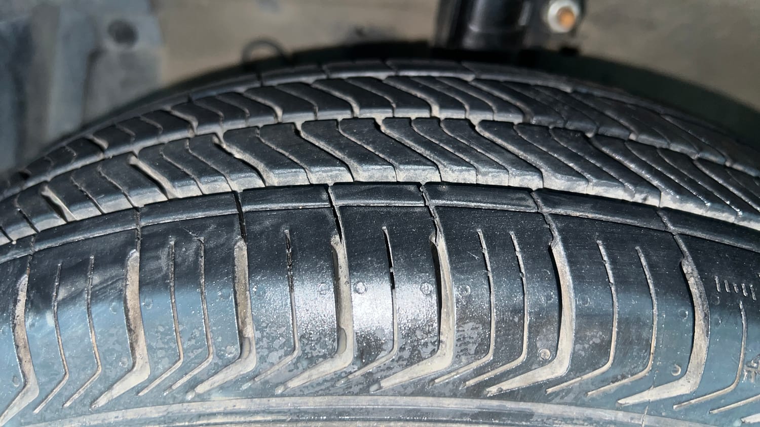 Used 2017 Maruti Suzuki Swift Lxi (O) Petrol Manual tyres LEFT FRONT TYRE TREAD VIEW