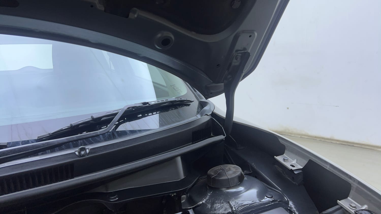 Used 2024 Maruti Suzuki Swift VXi Petrol Manual engine ENGINE LEFT SIDE HINGE & APRON VIEW