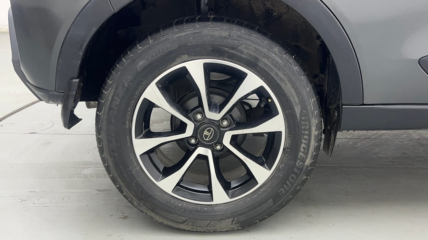 Used 2020 Tata Nexon XZA Plus (O) Dual Tone Petrol Automatic tyres RIGHT REAR TYRE RIM VIEW