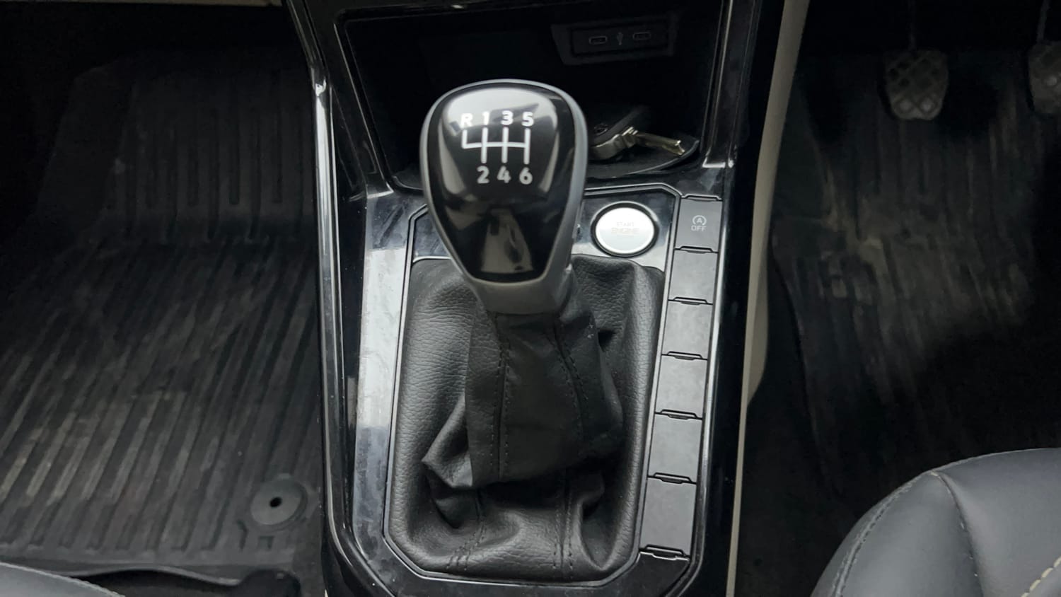 Used 2023 Volkswagen Virtus Highline 1.0 TSI MT Petrol Manual interior GEAR  KNOB VIEW