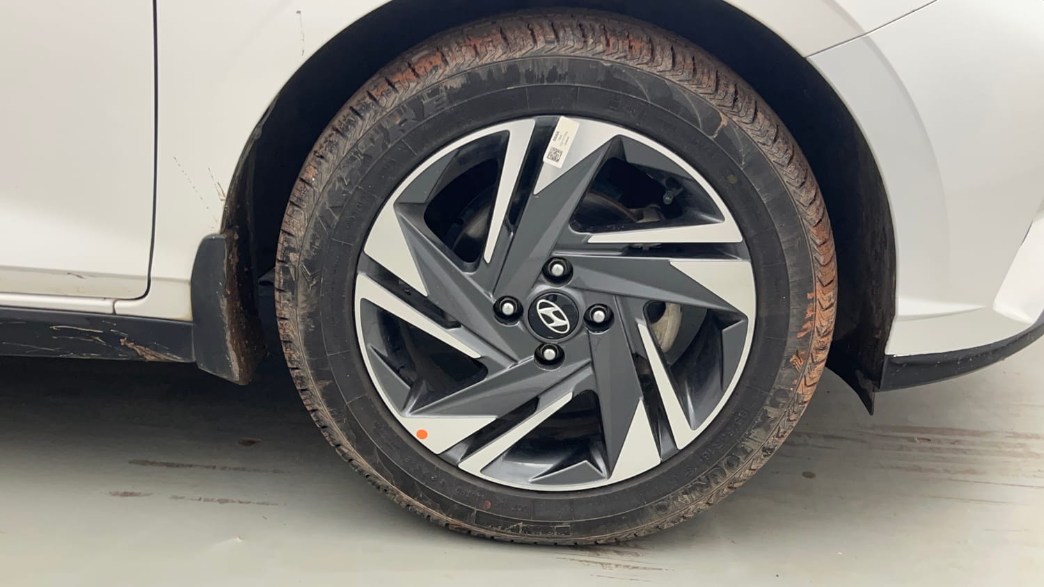Used 2022 Hyundai New i20 Asta (O) 1.2 MT Petrol Manual tyres RIGHT FRONT TYRE RIM VIEW